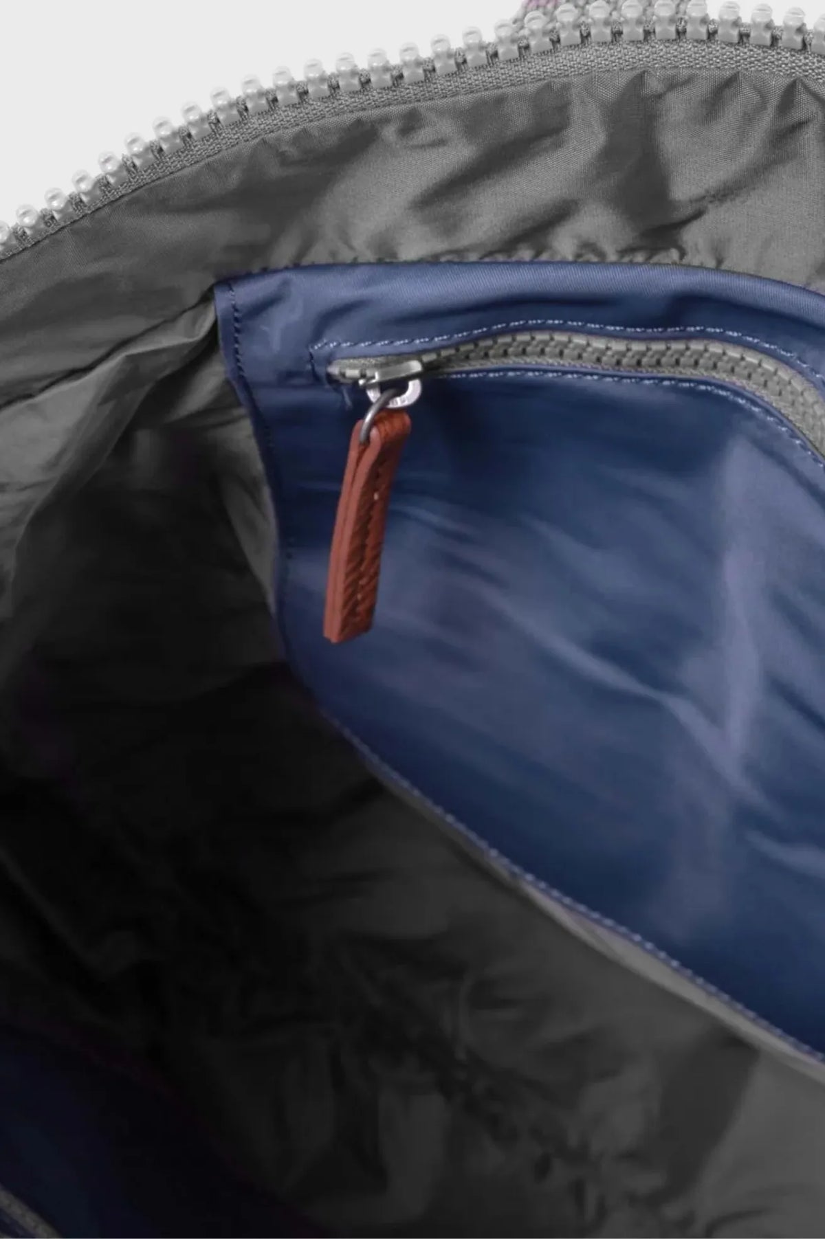Roka London Mochila Canfield B Recycled Nylon Mediana Azul Airforce Who killed Bambi?