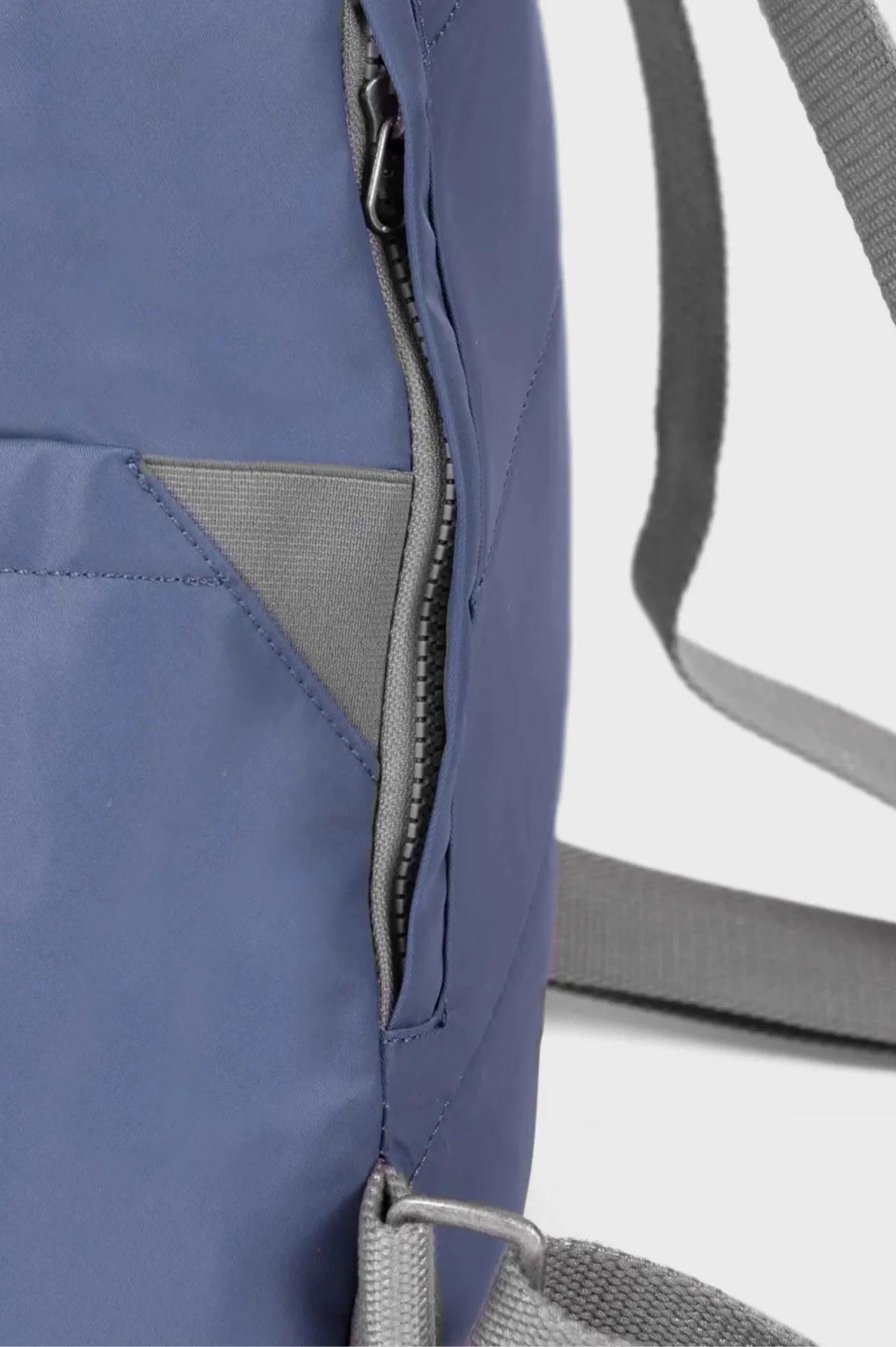 Roka London Mochila Canfield B Recycled Nylon Mediana Azul Airforce Who killed Bambi?