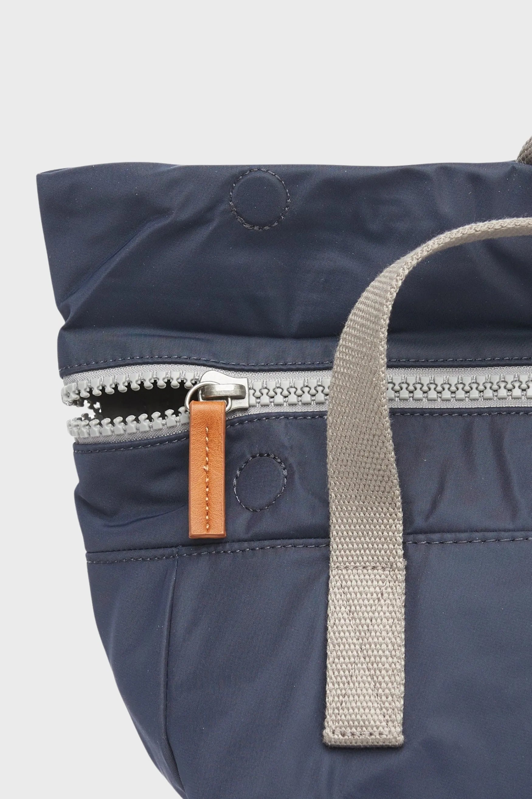 Roka London Mochila Canfield B Recycled Nylon Midnight Medium Who killed Bambi?