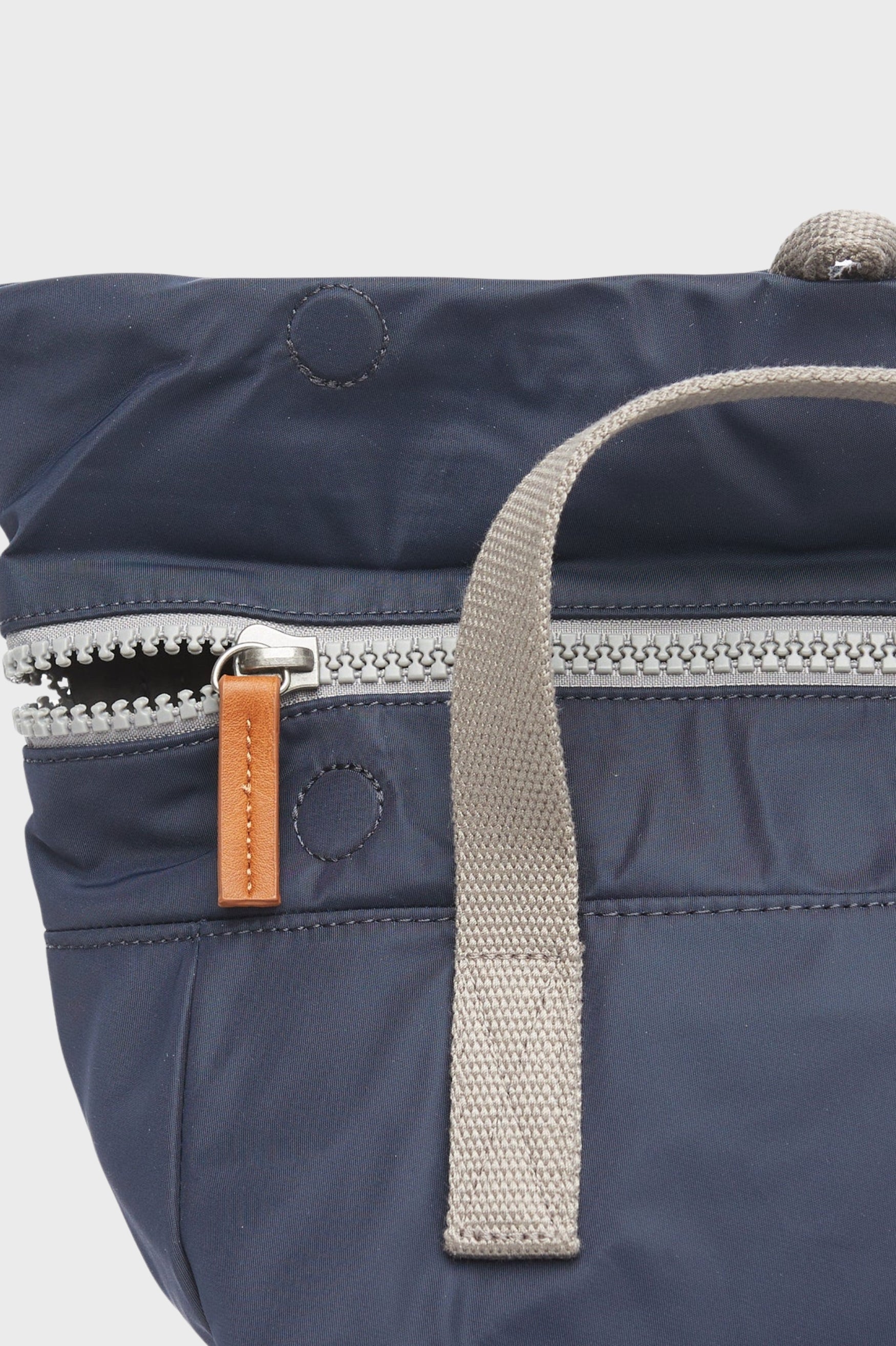 Roka London Mochila Canfield B Recycled Nylon Small Midnight Who killed Bambi?