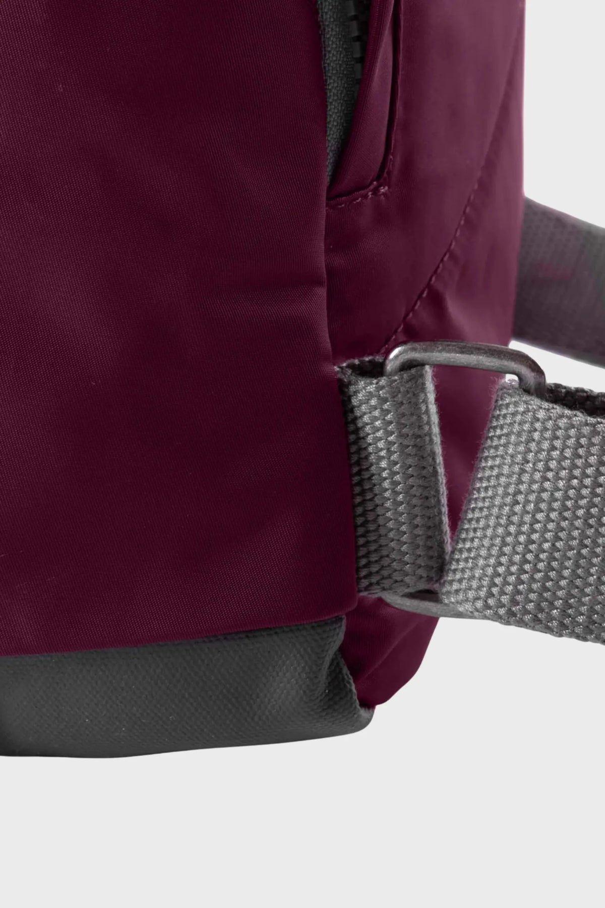 Roka London Mochila Canfield B Recycled Nylon Small Plum Who killed Bambi?