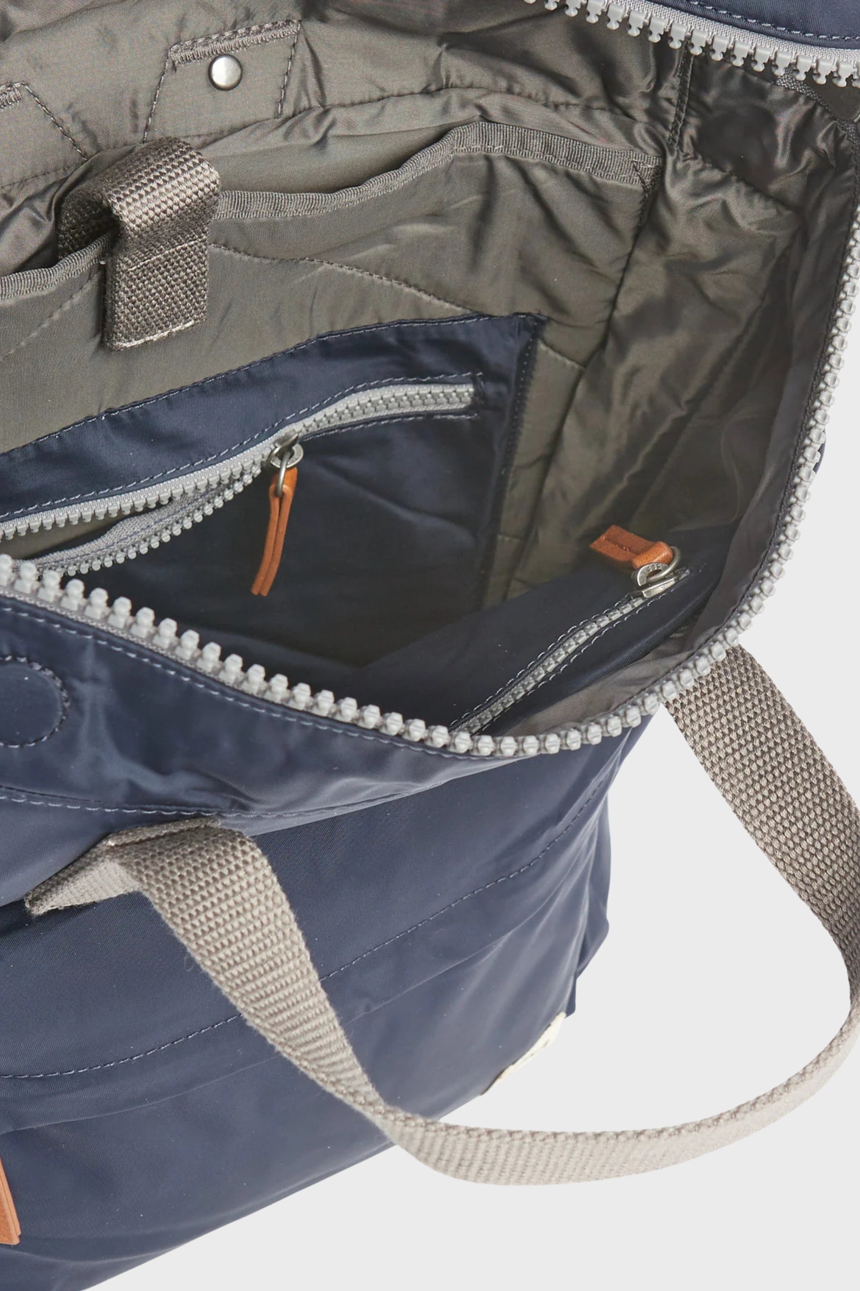 Roka London Mochila Canfield B Recycled Nylon Small Midnight Who killed Bambi?