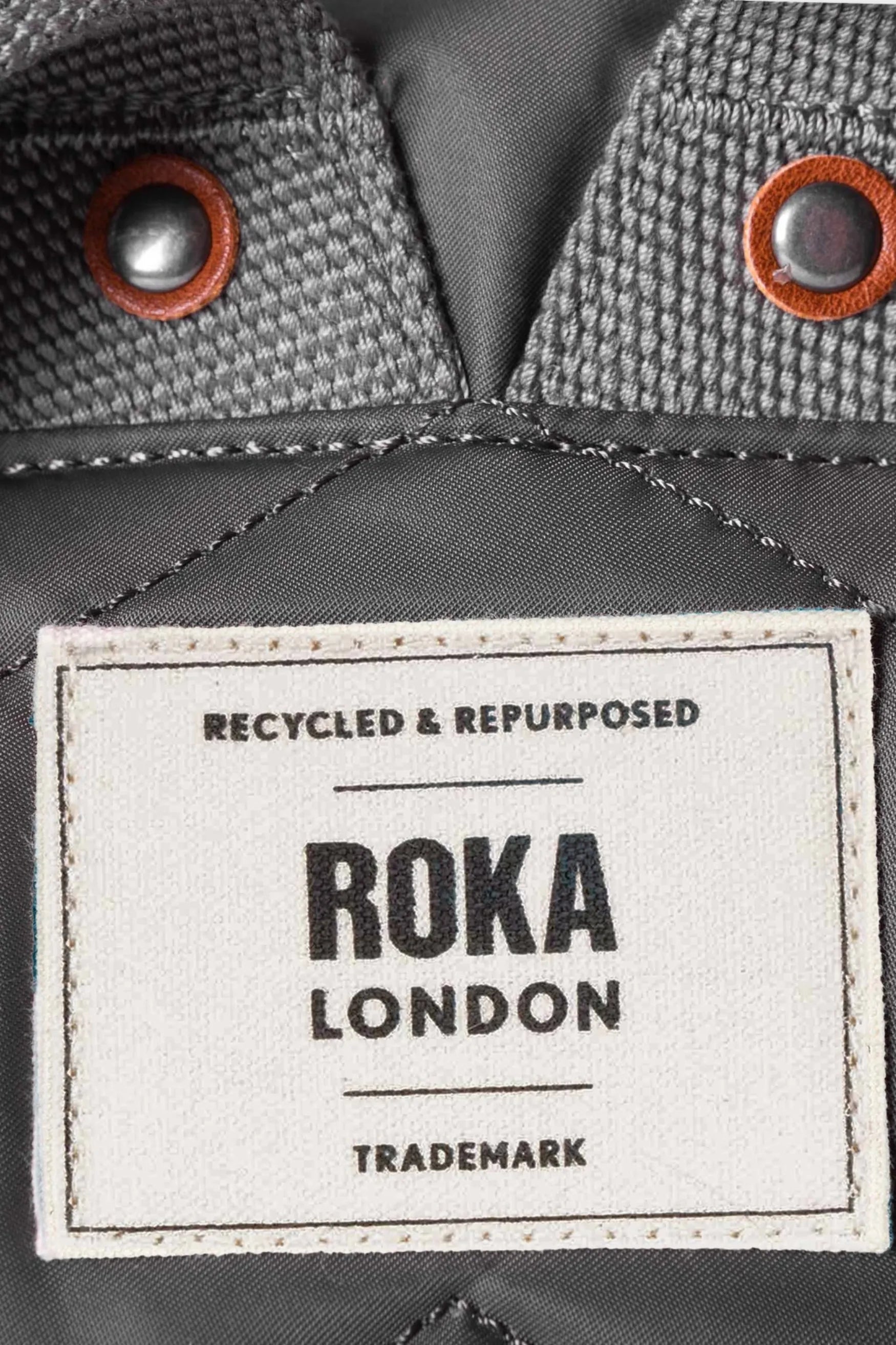 Roka London Mochila Canfield B Recycled Nylon Small Gris Who killed Bambi?