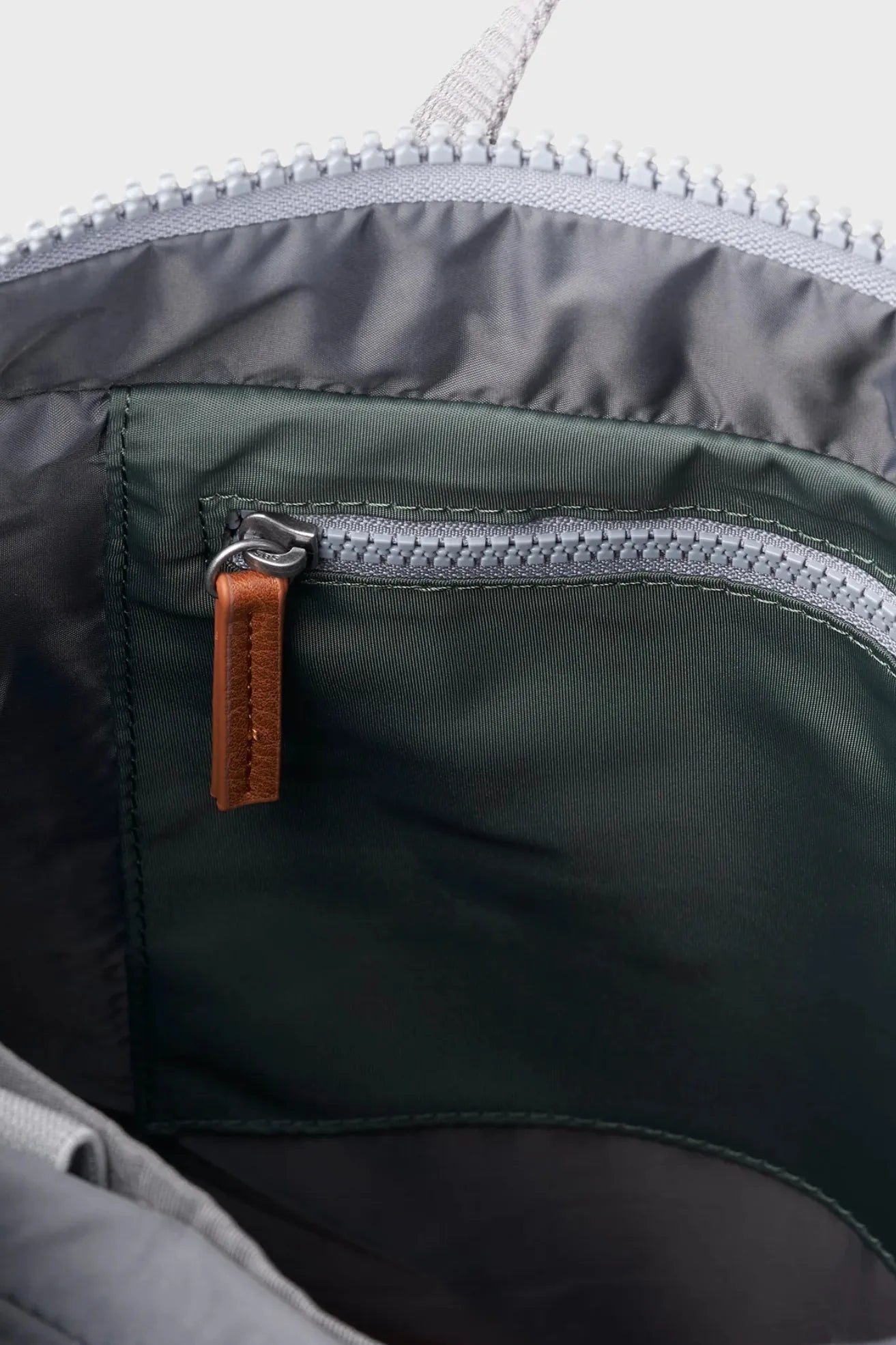 Roka London Mochila Canfield B Recycled Nylon Thyme Small Who killed Bambi?