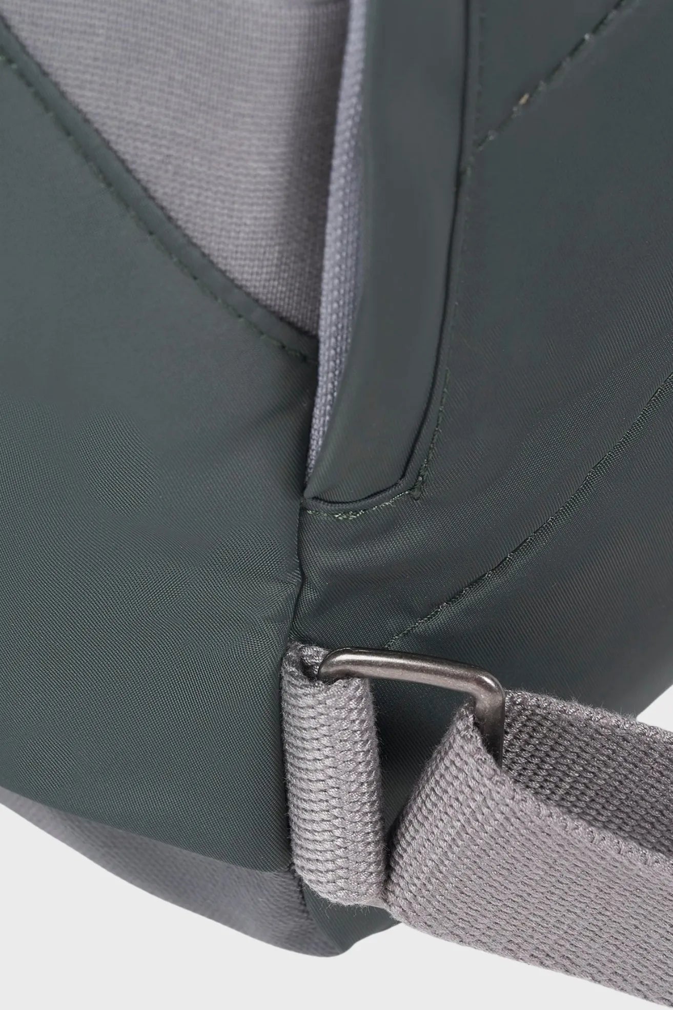 Roka London Mochila Canfield B Recycled Nylon Thyme Small Who killed Bambi?