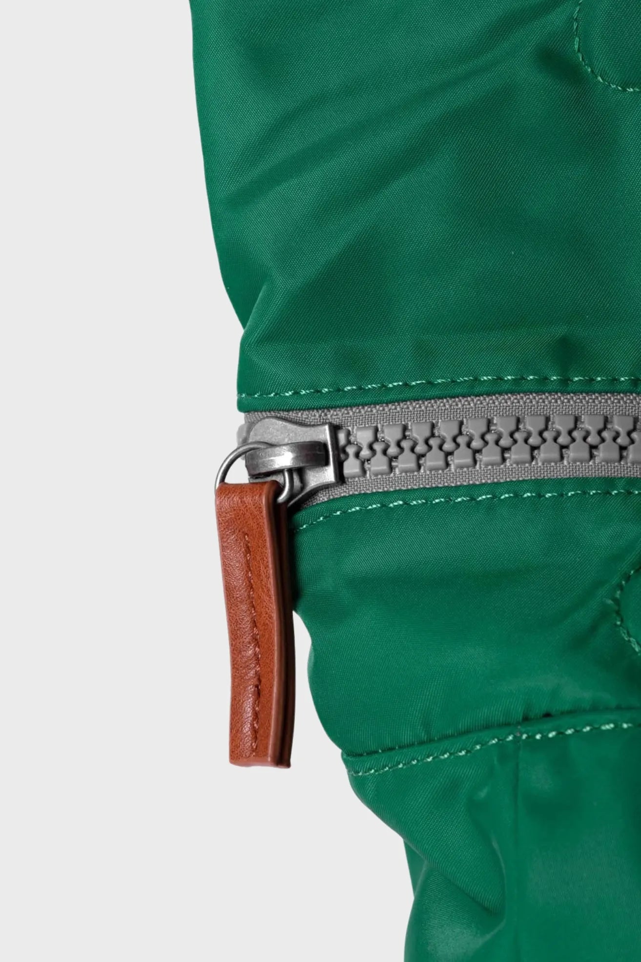 Roka London Mochila Canfield B Recycled Nylon Verde Emerald Small Who killed Bambi?