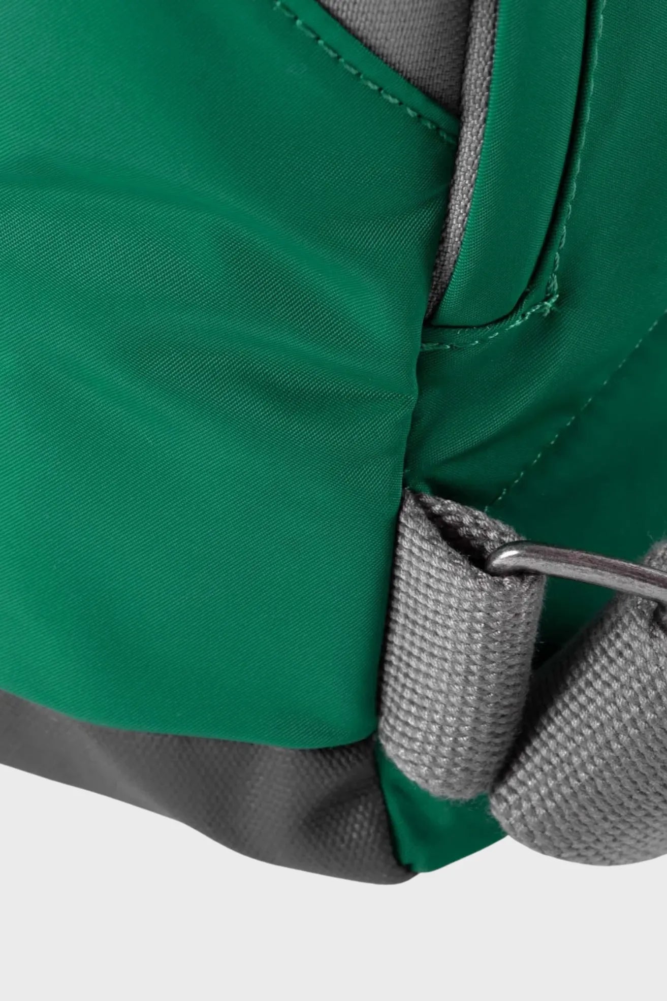 Roka London Mochila Canfield B Recycled Nylon Verde Emerald Small Who killed Bambi?