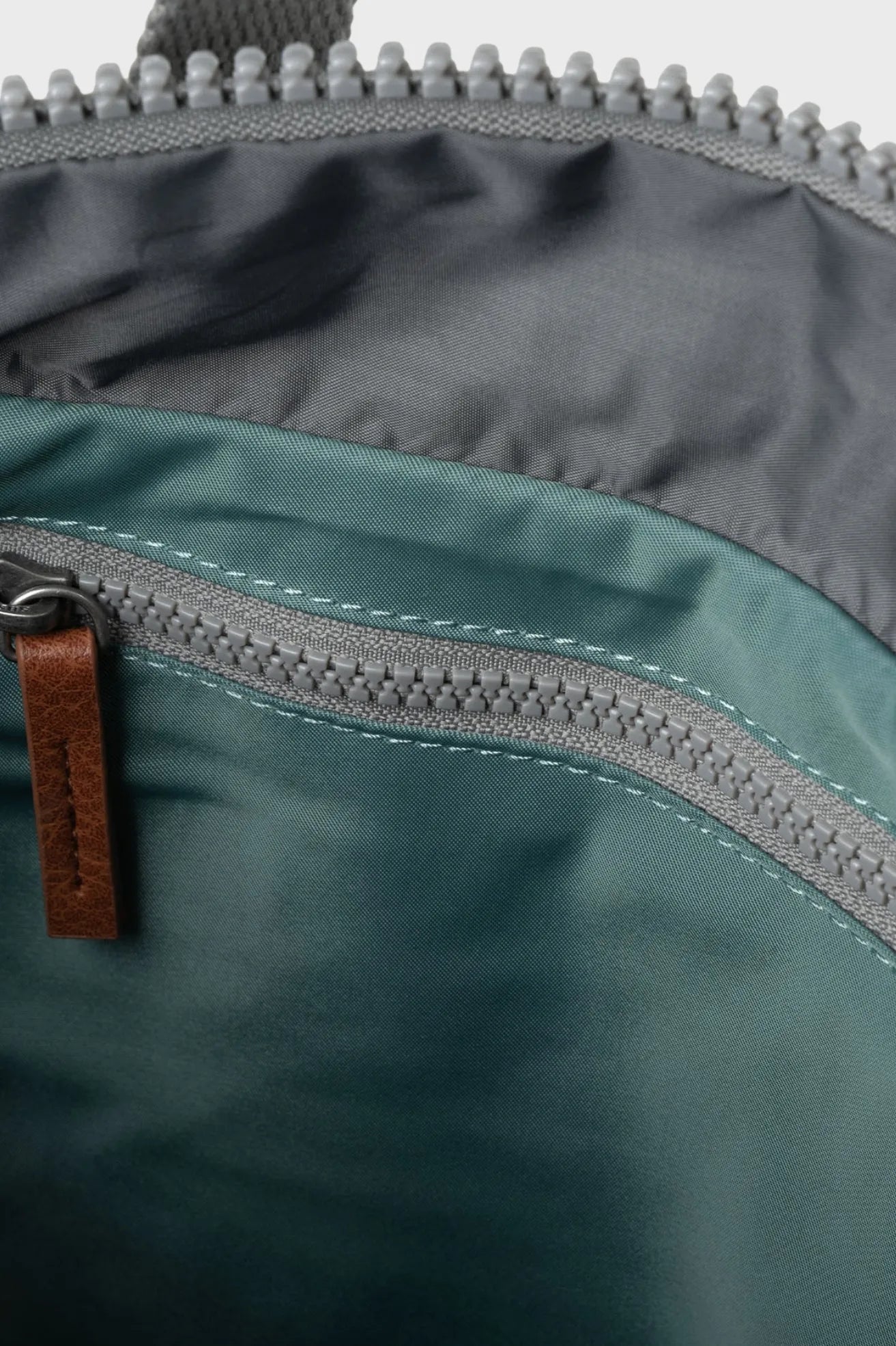 Roka London Mochila Canfield B Recycled Nylon Verde Sage Small Who killed Bambi?