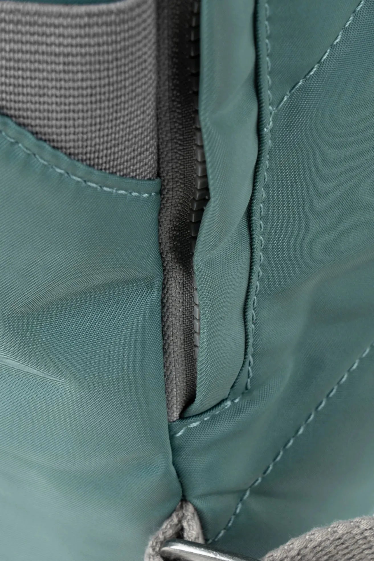 Roka London Mochila Canfield B Recycled Nylon Verde Sage Small Who killed Bambi?