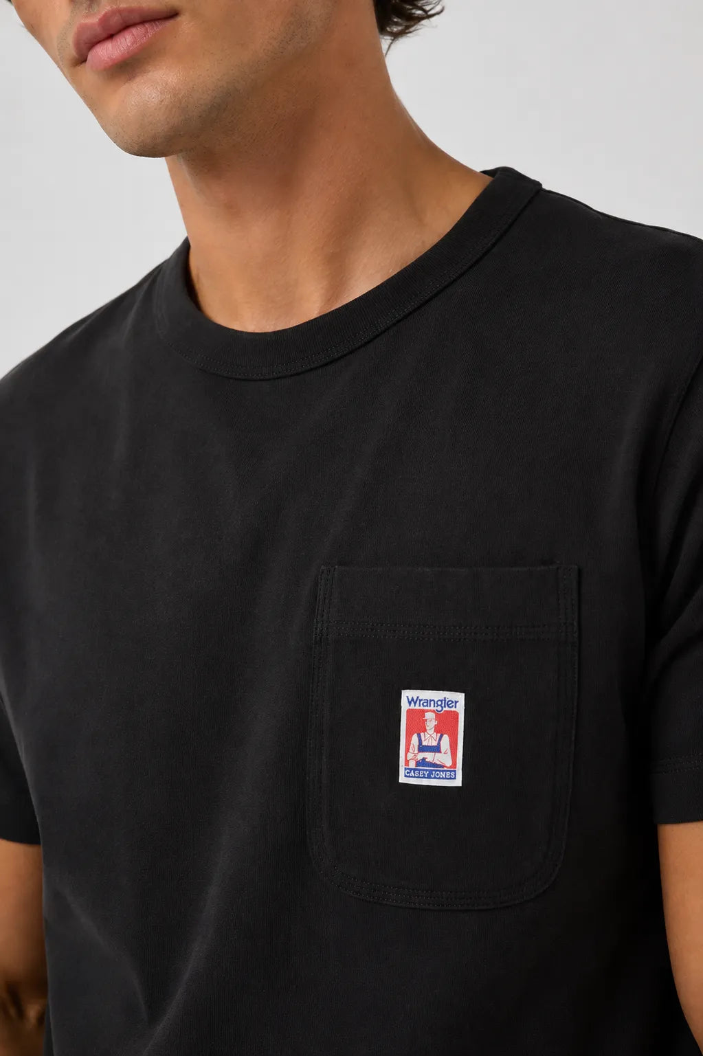 Wrangler Camiseta Hombre Relaxed Pocket Negro Gastado Who killed Bambi?
