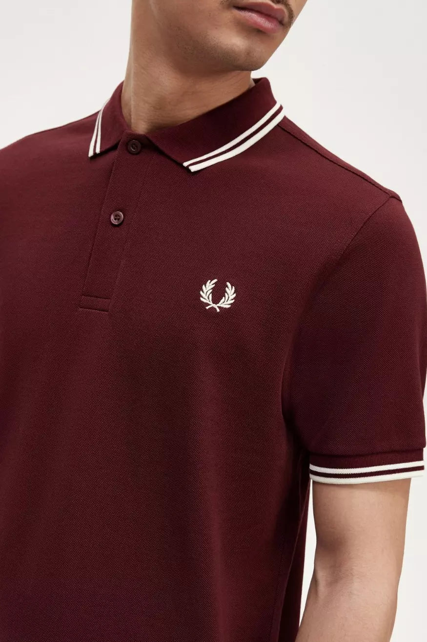 Fred Perry Polo M3600 Hombre Granate / Blanco - Who Killed Bambi?